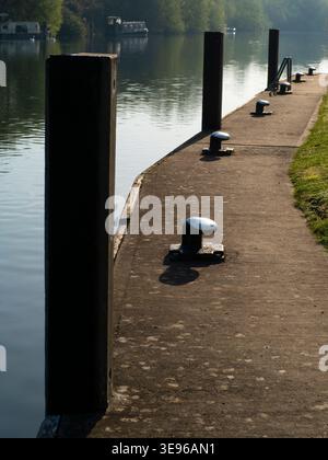 Primo piano del posto di ormeggio vicino alle porte di Abingdon in una bella mattinata di primavera; queste chiuse panoramiche si trovano sul fiume Tamigi appena a monte del famoso ponte medievale di pietra di Abingdon. Foto Stock