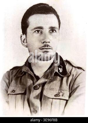 Italo di Marzio (nato nel 1986) è un sergente italiano. Questa fotografia, scattata il 23 novembre 2022, lo cattura in uniforme, simboleggiando il servizio militare moderno in Italia. Foto Stock
