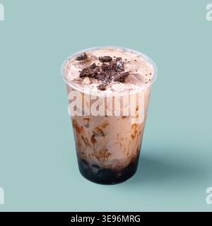 Bevanda al caffè al cioccolato ghiacciato con panna e biscotti Foto Stock