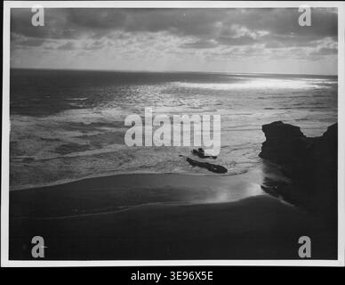 Henry Winkelmann (B. sconosciuto), un importante fotografo neozelandese, ha catturato paesaggi drammatici della bellezza naturale della nuova Zelanda. Questa fotografia d'archivio, scattata nel 1906 a Motutara e Maukatia Bay, Muriwai, Auckland, nuova Zelanda, mostra una costa rocciosa al chiaro di luna. L'immagine rivela l'interazione di elementi naturali, sottolineando il terreno costiero accidentato. Foto Stock