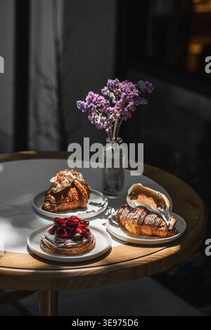 Pasticceria con frutti di bosco e panna sul tavolo da caffe' Foto Stock