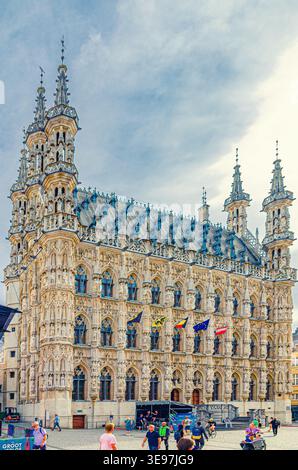 Leuven, Belgio, 7 luglio 2023: Municipio Brabantino edificio in stile gotico in Grote Markt Big Market Square nel centro storico della città di Leuven, verticale Foto Stock