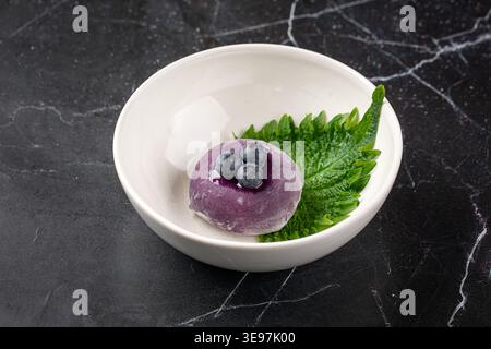 Dessert mochi alla lavanda con mirtilli freschi Foto Stock