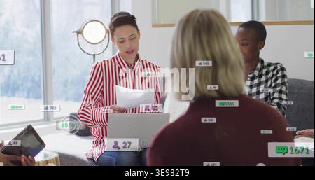Presentatore di lettura in camicia a righe rosse che tiene in mano documenti e laptop nella sala dell'ufficio, mostrando sovrapposizioni Foto Stock