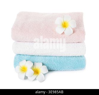 Asciugamani freschi in spugna e bellissimi fiori di plumeria isolati su bianco Foto Stock