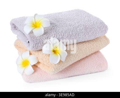 Asciugamani freschi in spugna e bellissimi fiori di plumeria isolati su bianco Foto Stock