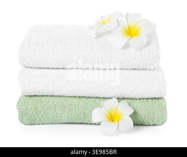 Asciugamani freschi in spugna e bellissimi fiori di plumeria isolati su bianco Foto Stock