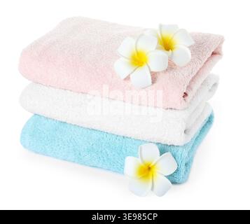 Asciugamani freschi in spugna e bellissimi fiori di plumeria isolati su bianco Foto Stock