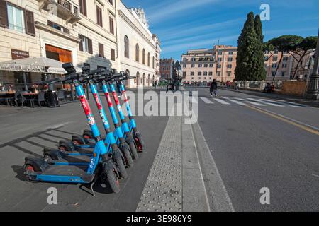 Scooter elettrici parcheggiati in via di Torre Argentina, Roma, Italia Foto Stock