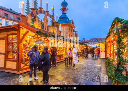 Bamberga, Germania - 28 novembre 2025. Weihnachtsmarkt, incantevoli mercatini di Natale della Baviera. Foto Stock