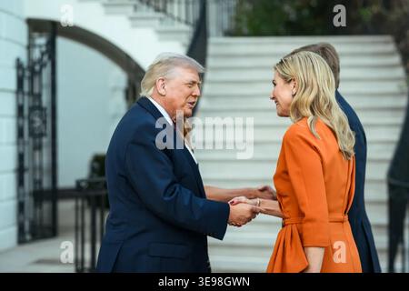 Il presidente Donald J. Trump saluta la regina Máxima dei Paesi Bassi con una stretta di mano fuori dalla Casa Bianca durante la visita di lavoro dei reali olandesi a Washington, D.C., 13 aprile 2026. Per gentile concessione della Casa Bianca. Foto Stock