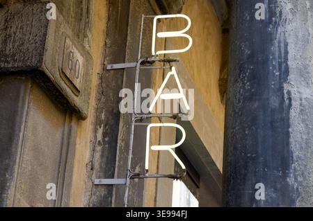 Insegna luminosa DEL BAR al neon appesa all'esterno di un edificio a Firenze, Italia Foto Stock