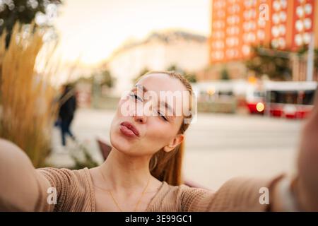 Giovane donna che si fa selfie a Vienna, Austria Foto Stock