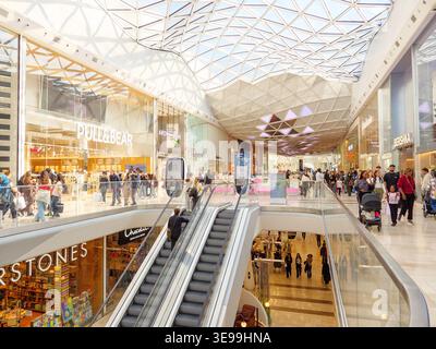 Scala mobile all'interno di Westfield London, centro commerciale White City, Londra, Regno Unito Foto Stock