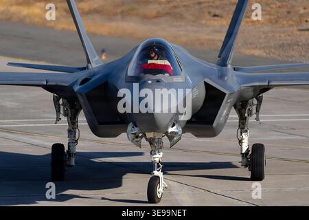Il maggiore Sean “Rambo” Loughlin mostra la bandiera cilena durante il taxi dopo una dimostrazione aerea alla Feria Internacional del Aire y del Espacio (FIDAE) 2026 a Santiago, Cile, 8 aprile 2026 35. La partecipazione degli Stati Uniti alla prima fiera aerea e spaziale del Cile rafforza la fiducia internazionale nella capacità dell'aeronautica militare di operare in una serie di missioni. (Foto U.S. Air Force di Tech. Sergente Rachel Maxwell) Foto Stock