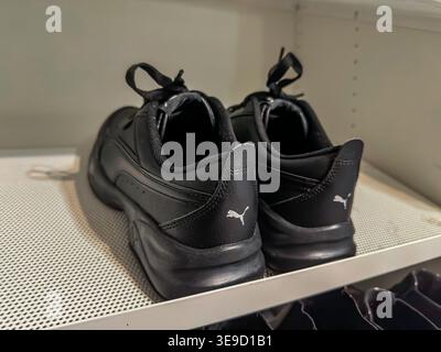 Lettonia, riga, 14.04.2026: Nuove scarpe sportive nere Puma Cilia esposte su uno scaffale. Foto Stock