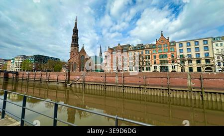 Chiesa di Santa Caterina con edifici storici sul lungomare, Amburgo Altstadt, Germania Foto Stock
