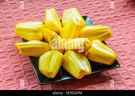 Segmenti maturi di jackfruit su un piatto Foto Stock