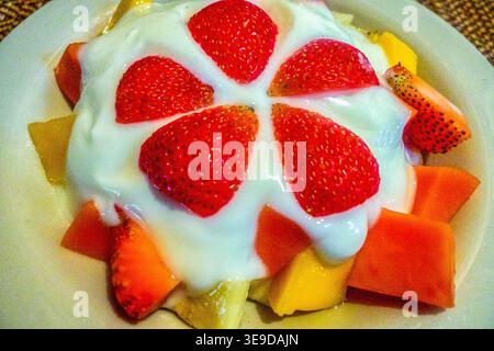 Macedonia di frutta con fragole e yogurt Foto Stock