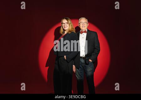 Un team aziendale esperto concentrato sulla luce. Una giovane donna e un anziano. Foto Stock