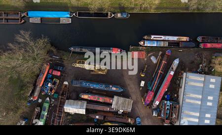 Vista aerea dall'alto del cantiere industriale con barche ormeggiate sul canale Foto Stock