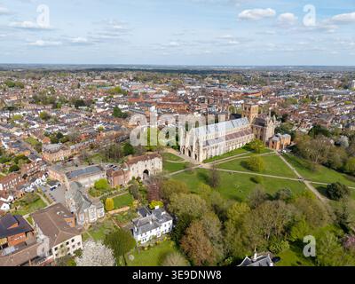 ST ALBANS, HERTFORSHIRE, INGHILTERRA - 10 APRILE 2026: Cattedrale di St Albans e parco Verulamium con gli edifici della città e lo skyline urbano sullo sfondo Foto Stock