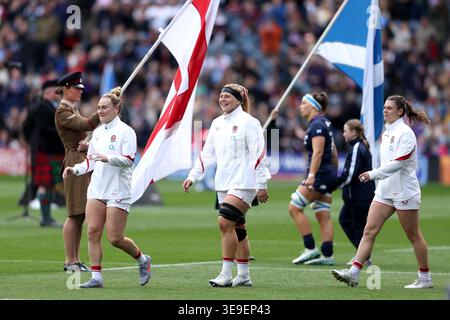 Le giocatrici dell'Inghilterra escono in campo prima della partita del Guinness Women's Six Nations 2026 allo Scottish gas Murrayfield Stadium di Edimburgo. Data foto: Sabato 18 aprile 2026. Foto Stock