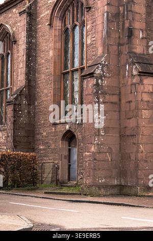 Dettaglio architettonico di una tradizionale chiesa scozzese in arenaria rossa con finestre gotiche nel villaggio di St Fillans nel Perthshire. Foto Stock