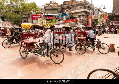 Traffico frenetico a Chandni Chowk, Vecchia Delhi, India. Foto Stock