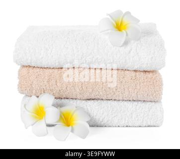 Asciugamani freschi in spugna e bellissimi fiori di plumeria isolati su bianco Foto Stock