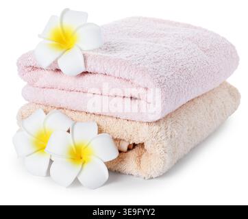 Asciugamani freschi in spugna e bellissimi fiori di plumeria isolati su bianco Foto Stock