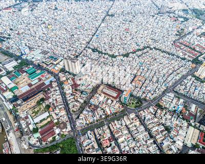 Vista aerea ad alto angolo dell'area residenziale densamente popolata di ho chi Minh City, Vietnam Foto Stock