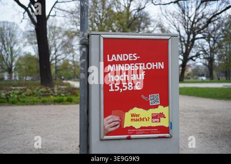 Berlino, Germania - 18 aprile 2026: Un manifesto del partito SPD a Treptower Park che annuncia l'aumento del salario minimo statale a 15,58 euro. Foto Stock