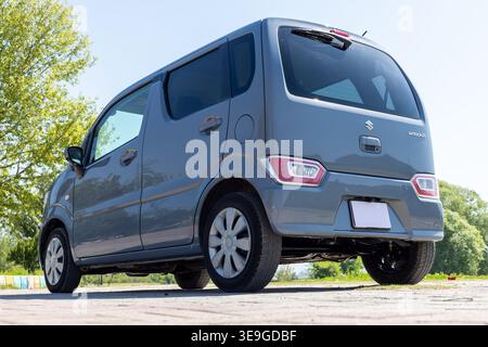 Vista posteriore del carro Suzuki R ad angolo basso durante il parcheggio Foto Stock