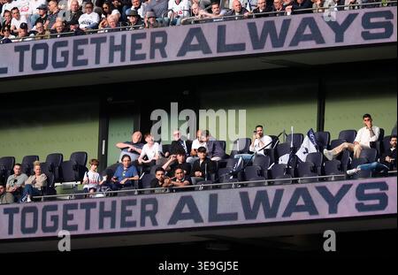 Cristian Romero (secondo a destra) dell'infortunato Tottenham Hotspur in tribuna durante la partita di Premier League al Tottenham Hotspur Stadium di Londra. Data foto: Sabato 18 aprile 2026. Foto Stock
