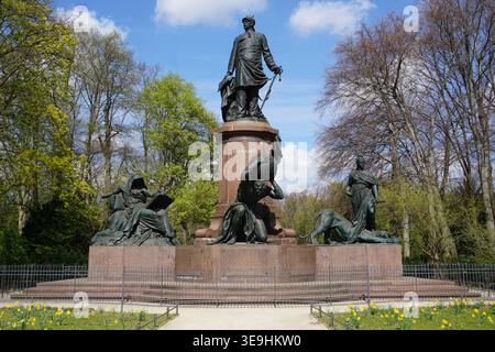 Statue storiche in bronzo sul monumento storico otto von Bismarck nel parco Tiergarten, Berlino, Germania, in una giornata di sole Foto Stock
