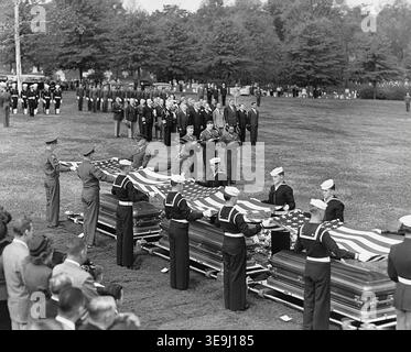 Il presidente degli Stati Uniti Harry S. Truman insieme ad altri dignitari governativi e militari che hanno partecipato alla sepoltura di venti soldati, i primi morti di guerra tornati ad essere sepolti negli Stati Uniti, Arlington National Cemetery, Arlington, Virginia, USA, Abbie Rowe, National Parks Service, Harry S. Truman Library, 30 ottobre 1947 Foto Stock