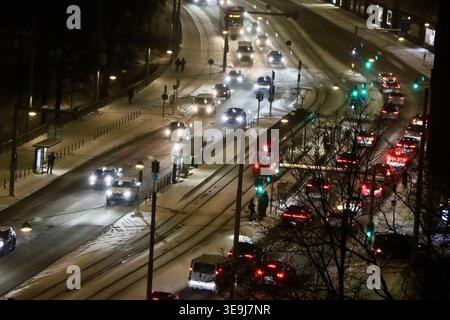 Mannerheimintie a Helsinki, traffico serale nelle ore di punta nel gennaio 2026 Foto Stock