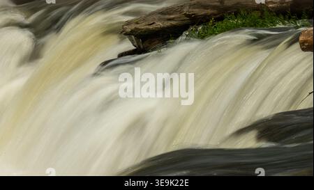 Primo piano di Rushing Water Over Sandstone Falls nel New River Gorge National Park Foto Stock