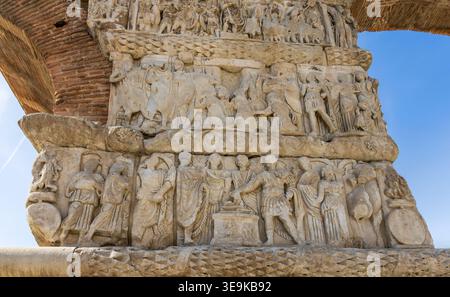 Dettaglio dello storico arco di Galerio a Salonicco, in Grecia, il monumento, costruito nel IV secolo dall'imperatore romano Galerio. Foto Stock