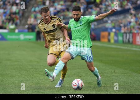 Seattle, Washington, Stati Uniti. 18 aprile 2026. Il difensore dei Seattle Sounders Alex Roldan (16) protegge il pallone dal centrocampista del St. Louis City SC Christopher Durkin (8) durante il primo tempo di una partita di Major League Soccer al Lumen Field. Nate Koppelman / Alamy Live News Foto Stock