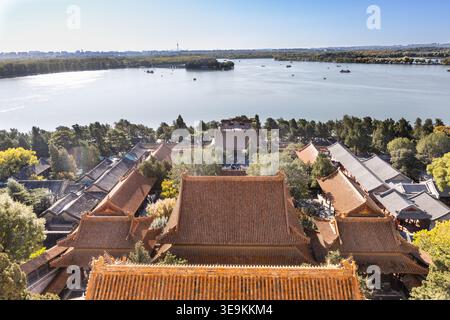 Vista panoramica del Palazzo d'Estate del lago Kunming dalla torre sopraelevata dell'Incenso buddista a Pechino Foto Stock