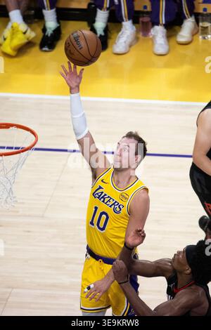 Los Angeles, Stati Uniti. 18 aprile 2026. Luke Kennard (10) dei Los Angeles Lakers va al basket contro gli Houston Rockets durante gara 1 di una serie di playoff NBA al primo turno al Crypto.com Arena. NBA playoff 2026: Lakers 107:98 Rockets. Credito: SOPA Images Limited/Alamy Live News Foto Stock