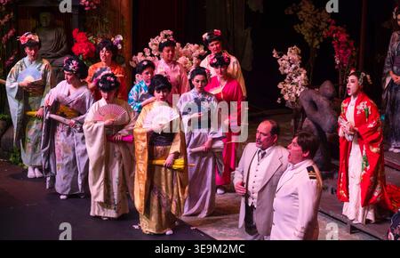 Londra, Regno Unito. 17 aprile 2026. Il Farewell Opera Tour di Ellen Kent presenta una nuova produzione di Madama Butterfly di Puccini. Eseguita dall'Opera International di Kiev, Ucraina, e un'orchestra completa presso il Teatro Alexandra Palace splendidamente ristrutturato. Tour del Regno Unito fino a maggio 2026. Crediti: BensCapMedia/Alamy Live News Foto Stock