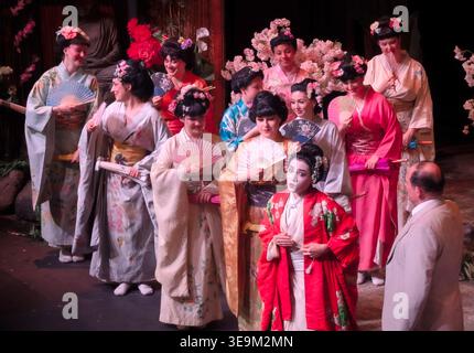 Londra, Regno Unito. 17 aprile 2026. Il Farewell Opera Tour di Ellen Kent presenta una nuova produzione di Madama Butterfly di Puccini. Eseguita dall'Opera International di Kiev, Ucraina, e un'orchestra completa presso il Teatro Alexandra Palace splendidamente ristrutturato. Tour del Regno Unito fino a maggio 2026. Crediti: BensCapMedia/Alamy Live News Foto Stock