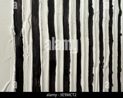 Texture astratta in bianco e nero con linee verticali, adatta per lo sfondo o progetti artistici. Foto mobile Foto Stock