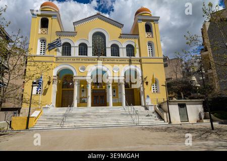 Splendida chiesa greco-ortodossa di San Spyridon con doppio campanile e finestre ad arco. Pangrati, Atene, Grecia Foto Stock