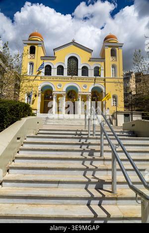 Splendida chiesa greco-ortodossa di San Spyridon con doppio campanile e finestre ad arco. Pangrati, Atene, Grecia Foto Stock