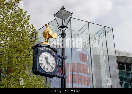 Londra. Regno Unito - 17 aprile 2026. Lo stemma del Tottenham Hotspur Football Club di un galletto appollaiato su un orologio da calcio e sulla lampada da strada accanto al suo stadio. Foto Stock