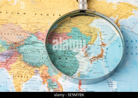 Bangkok, Tailandia - 20 gennaio 2022 Giappone, ingrandimento di vetro da vicino con mappa colorata del mondo, viaggi, geografia, turismo ed esplorazione. Foto Stock